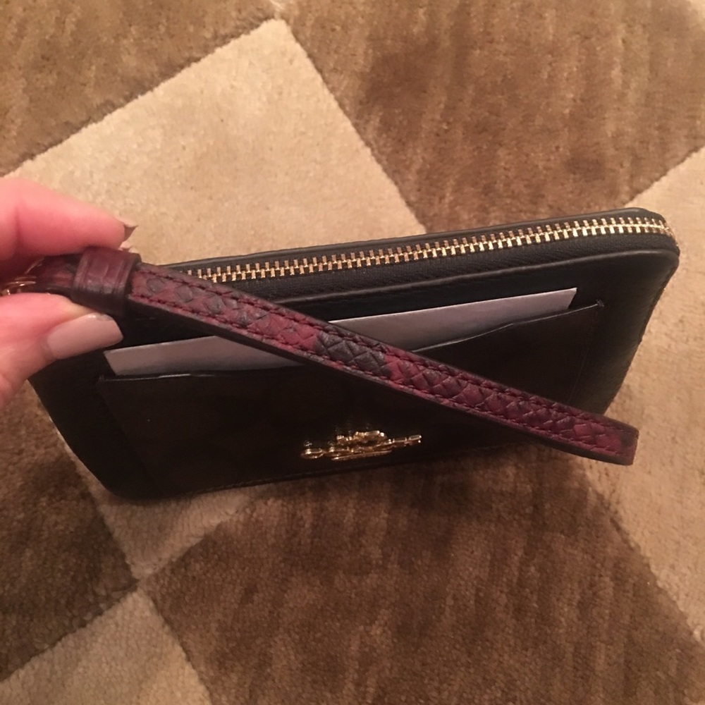 🌺NWT🌺. COACH wristlet with exterior pocket - Picture 4 of 8